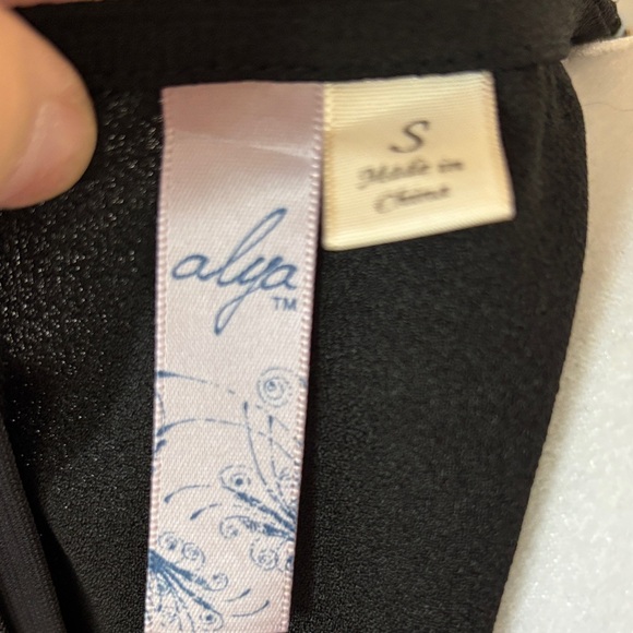 Embroidered Black Sleeveless Blouse - Picture 7 of 9